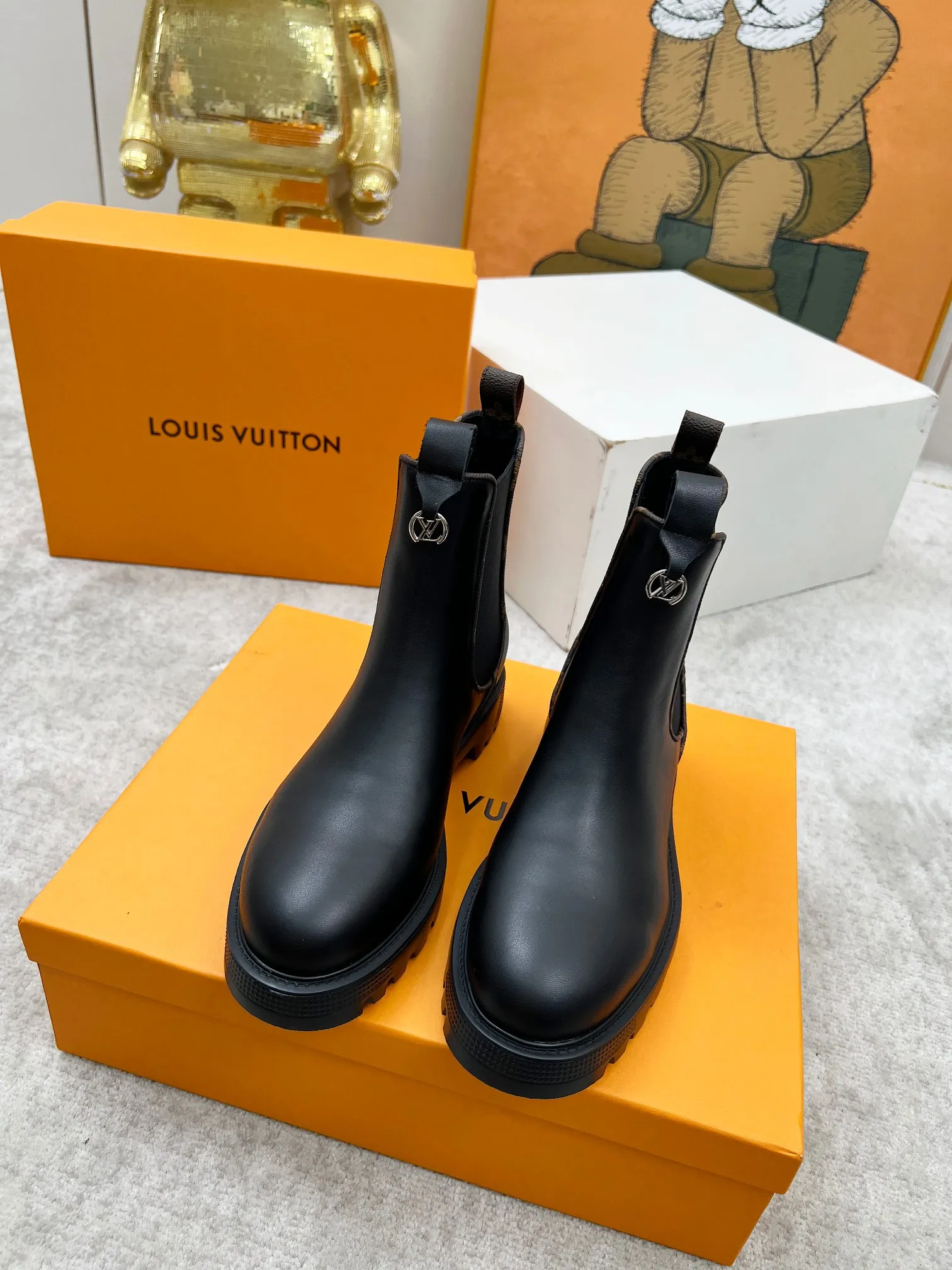 👟👟Ex-factory price 540👟👟 LOUS VUITON 🔥🔥🔥️ The latest short boots model from Louis Vuit 2025 official website, official website 💯 original version 1:1. LV Beaubourg uses calfskin to present a Chelsea-style upper, with a lightweight thick sole. Monogram canvas trim and contrast stitching outline the elastic side panels and seams respectively, cleverly interpreting the balance of strength and softness. It is a fashionable short boot that is comfortable and generous, versatile and very good-looking. Upper: Full-grain calfskin. Lining feet: sheepskin. Color: black/coffee, 35 to 40 yards, (414243 yards can be customized without return or exchange) Bosses are welcome to place orders